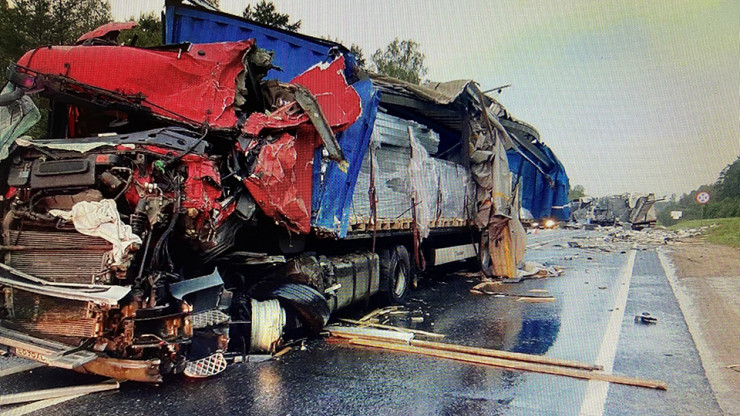 В столкновении двух грузовиков в Тверской области погиб водитель - новости ТИА