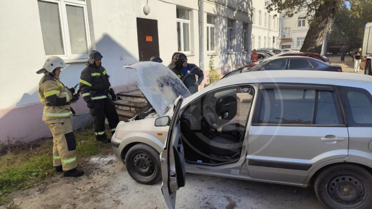 В Твери автомобиль загорелся на парковке возле ТвГУ - новости ТИА