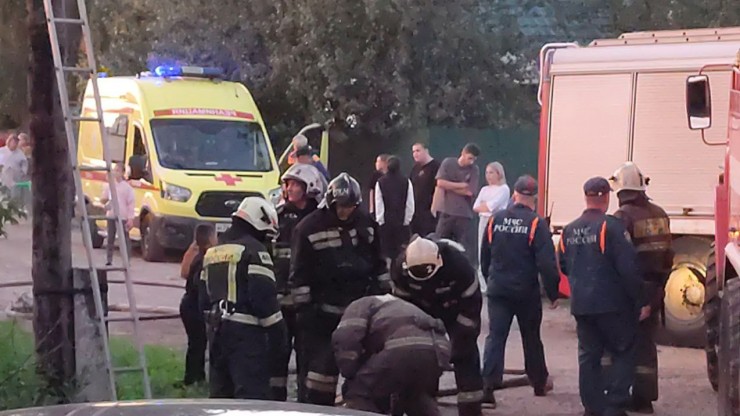 Пожар в брошенном доме в Твери: видео с места происшествия - новости ТИА