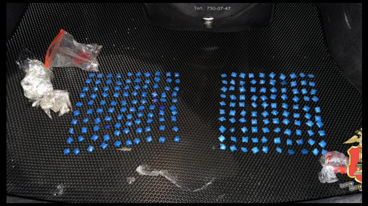 В Твери сотрудники ГИБДД остановили машину, в которой были 200 свертков героина - новости ТИА