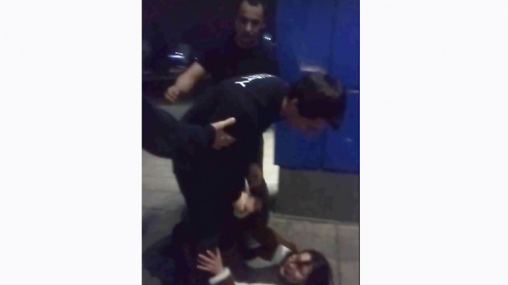 В сети появилось видео с нападением на девушку возле ночного клуба в Твери - новости ТИА