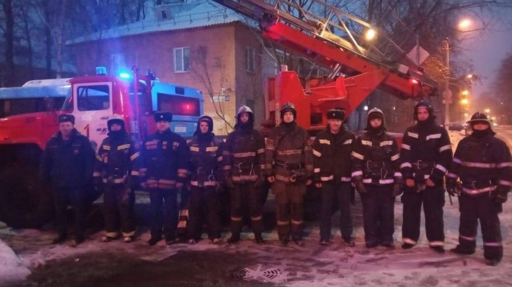 В Твери пожарные спасли из горящего дома 17 человек - новости ТИА