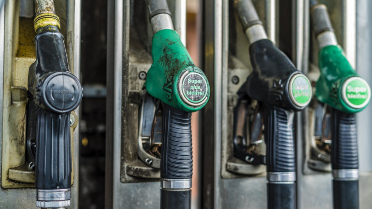 Росстат: четыре недели подряд цена на бензин остается неизменной - новости ТИА
