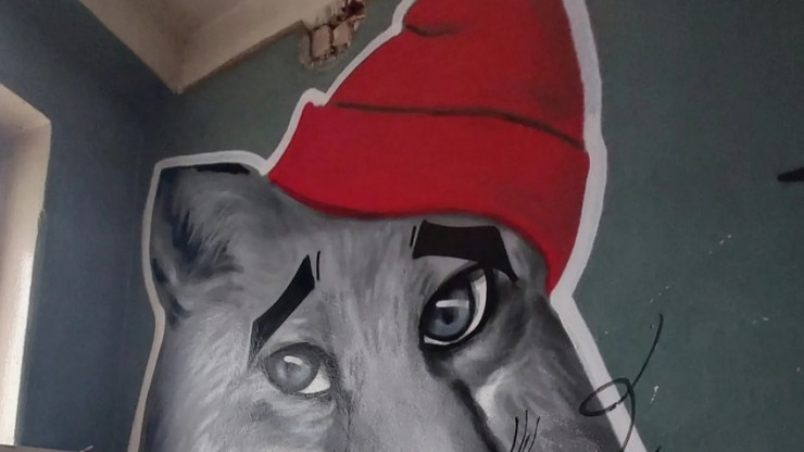 В Твери уличная художница нарисовала лиса в красной шапке - новости ТИА