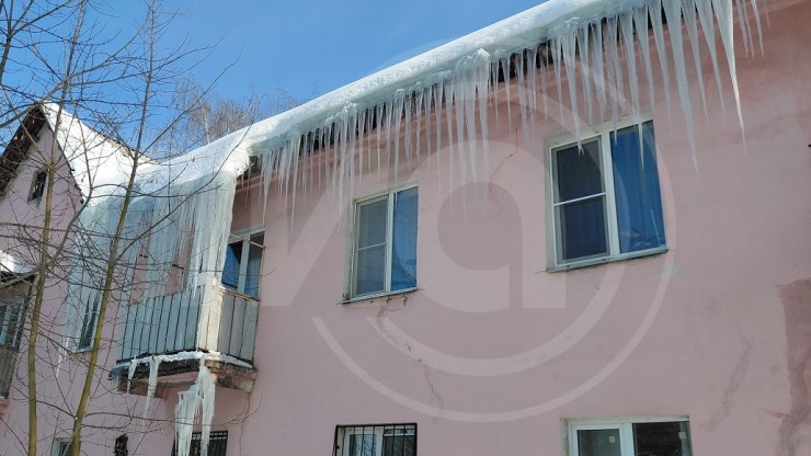 В Твери лед с крыши упал на припаркованные автомобили - новости ТИА