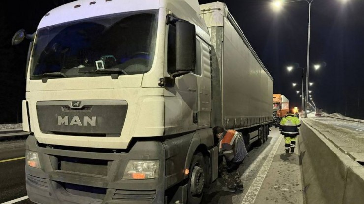 Большегрузы не поделили дорогу в Калининском округе - новости ТИА
