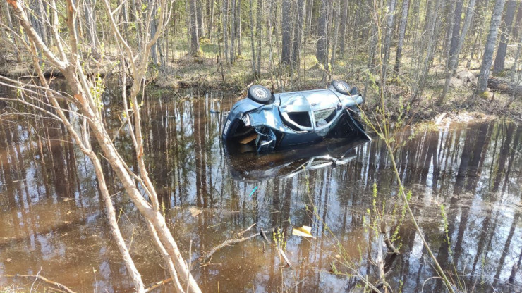 В Тверской области иномарка вылетела в канаву с водой и опрокинулась - новости ТИА