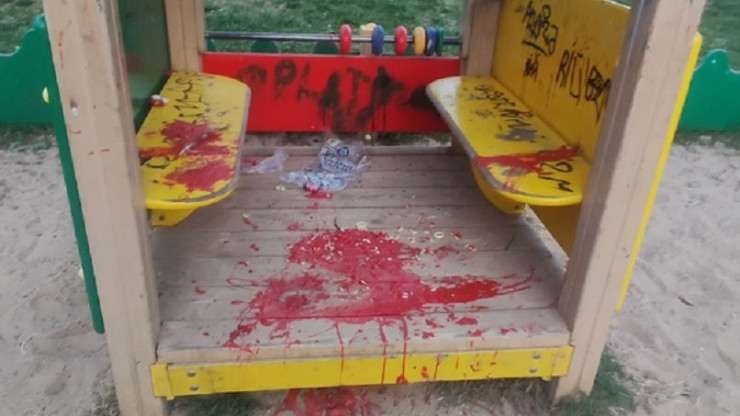 В Лихославле вандалы изуродовали детскую площадку - новости ТИА