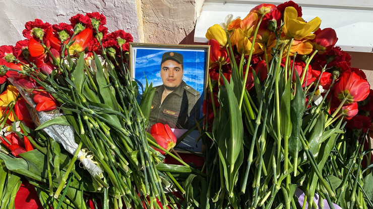 В Торжке на школе установили мемориальную доску в память о погибшем в СВО - новости ТИА