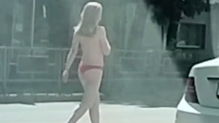 В Твери почти голая девушка гуляла по проспекту в центре города - новости ТИА