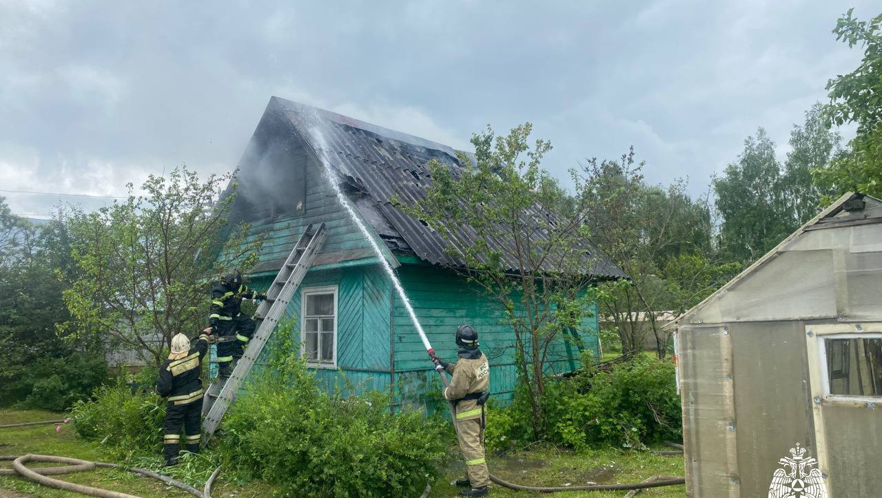 В Тверской области пожарные спасли дачный дом | 11.06.2024 | Тверь -  БезФормата