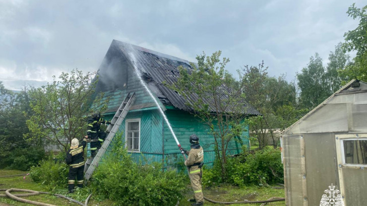 В Тверской области пожарные спасли дачный дом - новости ТИА