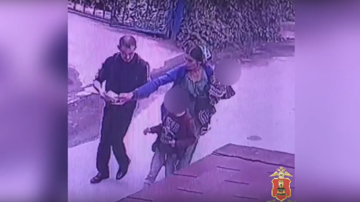 Скамейка, сумка и криминальный дуэт: полицейские раскрыли кражу в центре Твери - новости ТИА