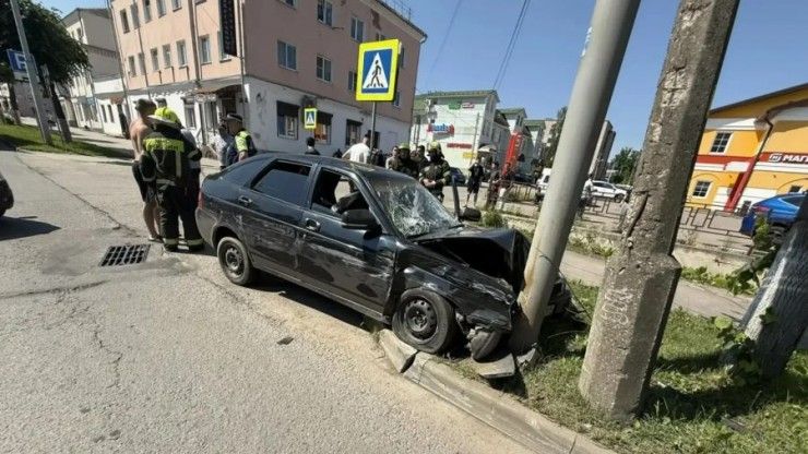 В Ржеве во время ДТП автомобиль врезался в столб - новости ТИА