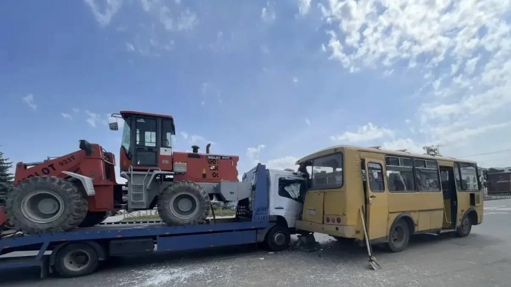В Тверской области после столкновения эвакуатора и автобуса пострадали две женщины - новости ТИА