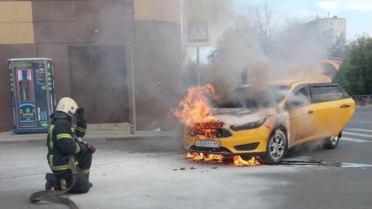 В Твери во время движения загорелся автомобиль - новости ТИА