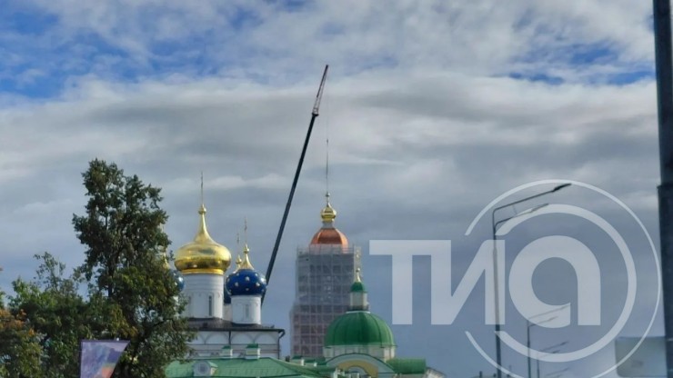 На колокольню главного собора Твери подняли крест - новости ТИА