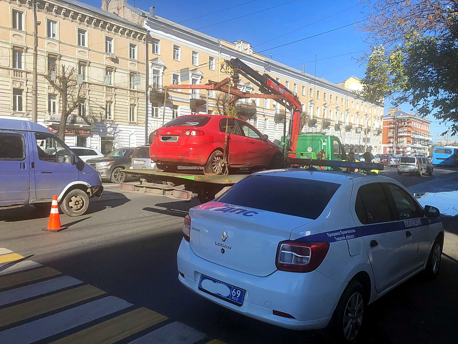 В Твери эвакуатор увез три авто за нарушение правил парковки | 11.10.2022 |  Тверь - БезФормата