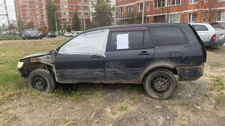 В Твери администрация намерена эвакуировать забытую машину с пакетом вместо стекла - новости ТИА