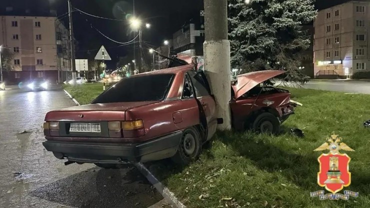 В Твери ночью несовершеннолетний водитель на Audi влетел в столб - новости ТИА