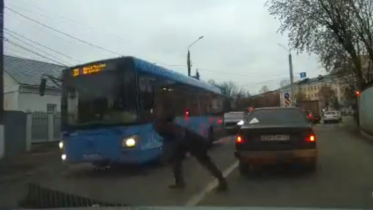 Неадекватный пешеход сам прыгнул под колёса автобуса в Твери - новости ТИА