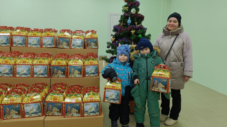 Более 50 тысяч сладких новогодних подарков получат дети из многодетных семей - новости ТИА