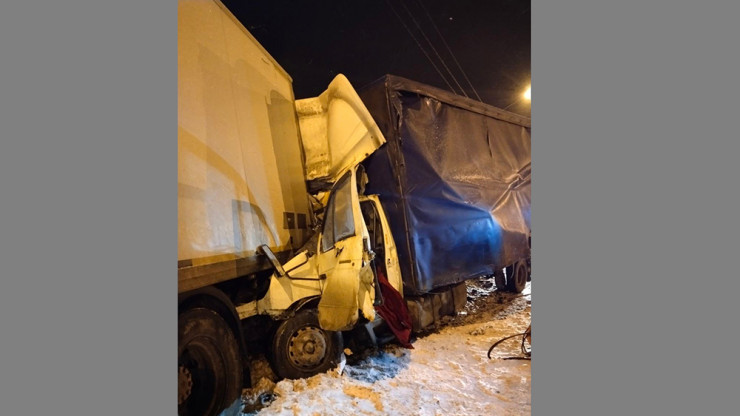 В Тверской области на М-10 при столкновении фуры и грузовика погиб человек - новости ТИА