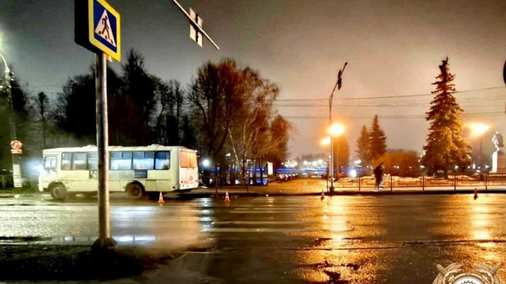 В Твери водитель на "ПАЗе" сбил двух женщин на "зебре" - новости ТИА