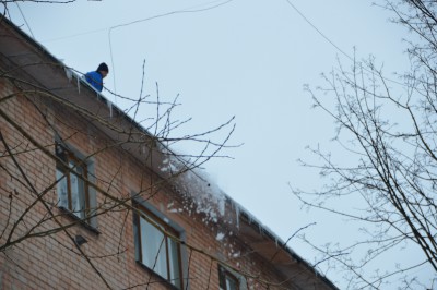 В Твери управляющие компании чистят крыши от снега и наледи - новости ТИА