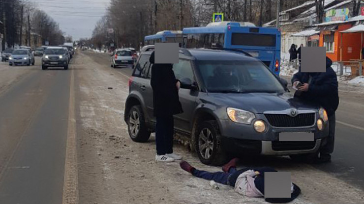 Появилось видео, как в Твери сбили на дороге нетрезвую женщину - новости ТИА