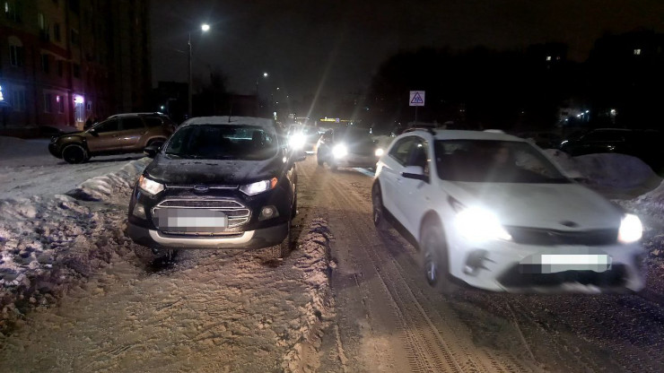 Опубликовано видео момента аварии в Твери, где автомобиль сбил женщину - новости ТИА