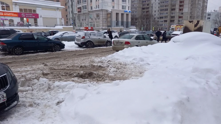 "Каши" и сугробы: жители Твери жалуются на непролазные дороги - народные новости ТИА