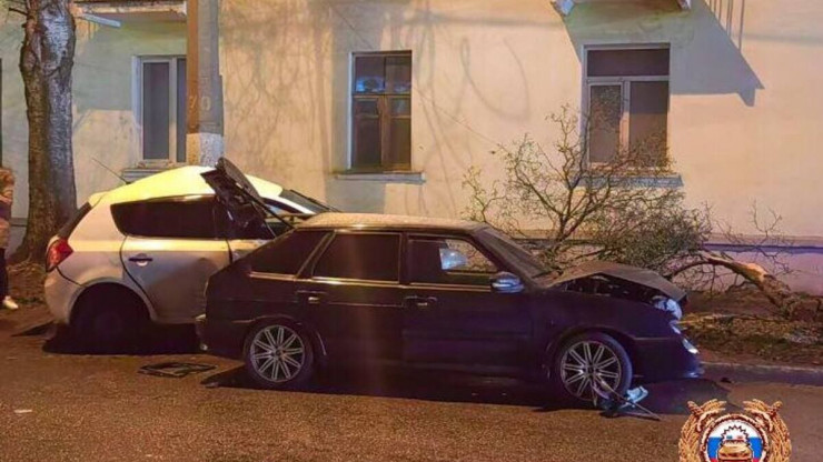 В Твери легковушка влетела в столб после столкновения с другим авто: пострадали двое - новости ТИА