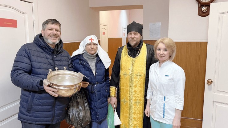 В госпитале Твери бойцам СВО вручили пасхальные угощения - новости ТИА