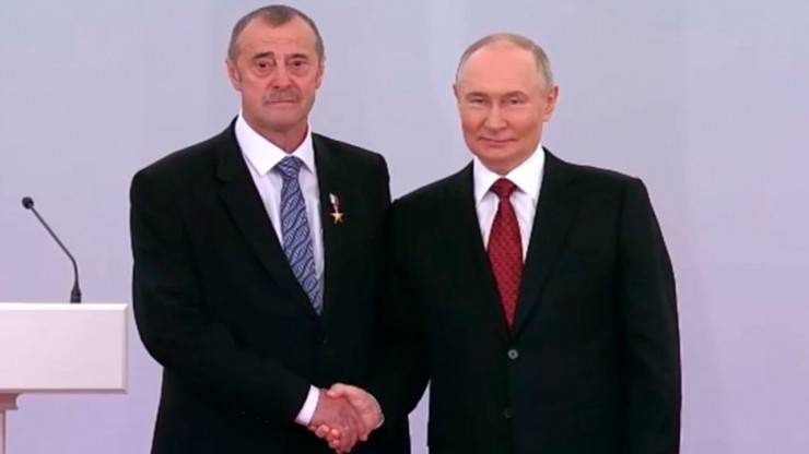 Владимир Путин вручил медаль Героя Труда слесарю-электромонтажнику из Твери - новости ТИА