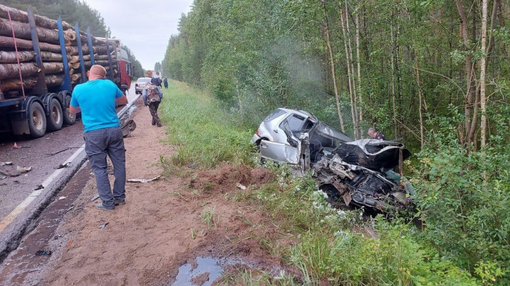 В Тверской области легковая иномарка врезалась в лесовоз - новости ТИА