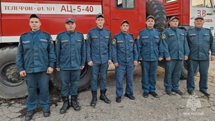 Пожарные спасли из горящего дома в Тверской области десять человек - новости ТИА