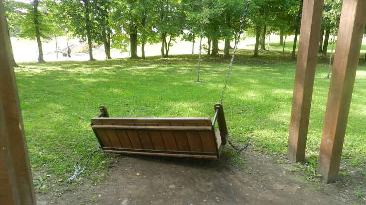 В Торжке неизвестные сломали новые качели в парке Кирова - новости ТИА