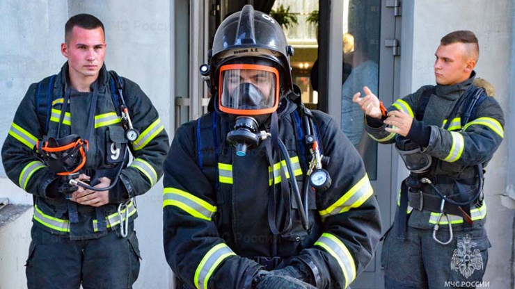 В Твери пожарные в полной экипировке на время поднимались на высотное здание - новости ТИА