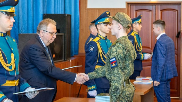 Первым выпускникам военного учебного центра при ТвГТУ вручили военные билеты - новости ТИА