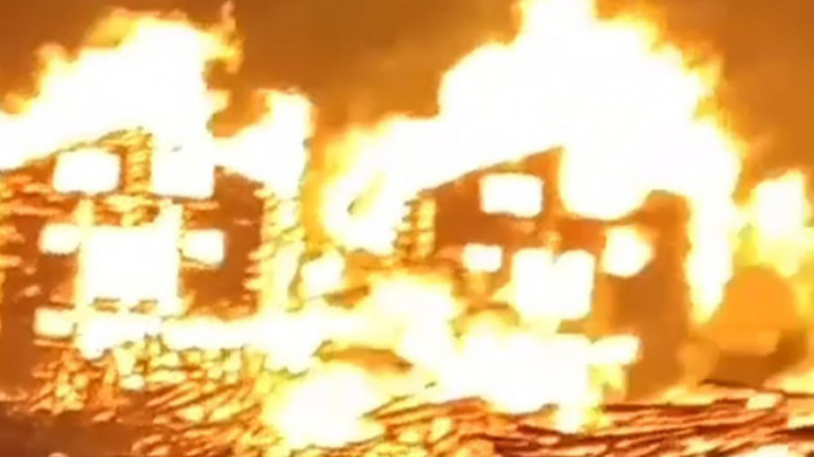 В деревне Красново под Тверью сильный пожар, к тушению привлекли вертолёт - новости ТИА