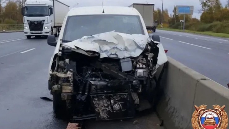 На трассе М-10 в Тверской области Renault влетел в грузовик, есть пострадавший - новости ТИА