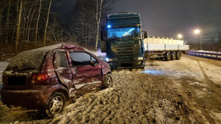 В Тверской области на трассе М-10 иномарка врезалась в фуру - новости ТИА