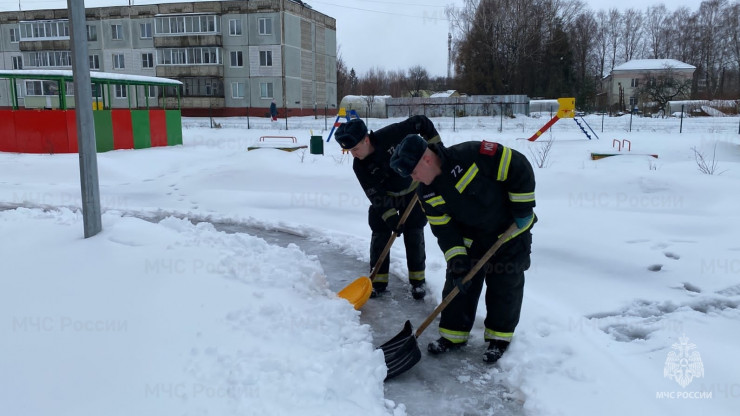 Сотрудники МЧС в Тверской области расчищают дорожки к детским садам - новости ТИА