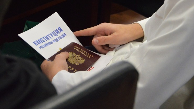 Тверским школьникам в преддверии Дня Конституции торжественно вручили паспорта - новости ТИА