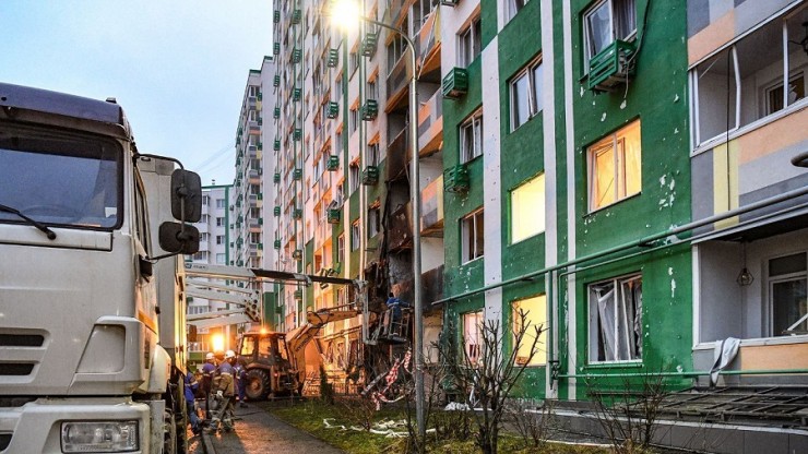В жилом доме, пострадавшем после отражения атаки БПЛА в Твери, ведутся восстановительные работы - новости ТИА