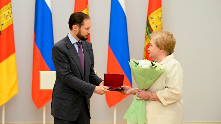 В День Конституции Виталий Королев вручил жителям Верхневолжья почетные награды - новости ТИА