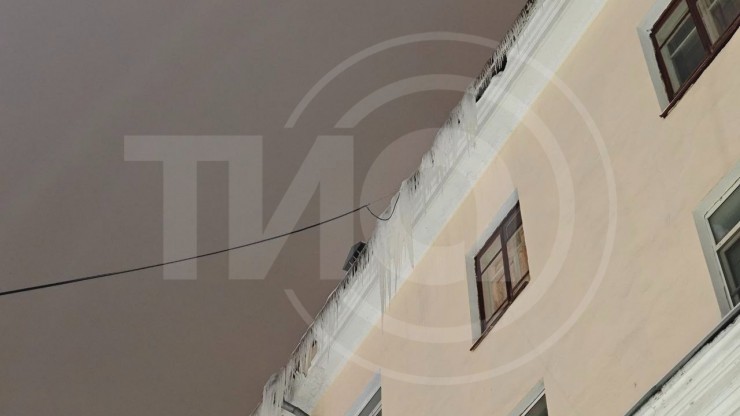 В Твери местные жители побаиваются ледяных "кинжалов" - народные новости ТИА