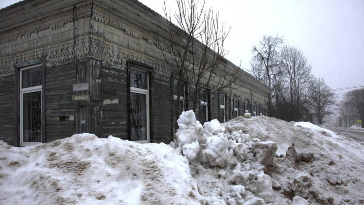 В Торопце завалили грязным снегом старинное здание казначейства - новости ТИА