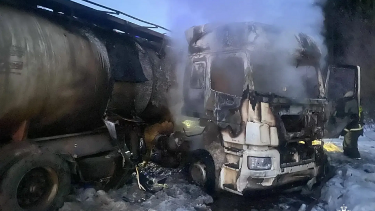 На трассе под Тверью в кювете загорелась автоцистерна - новости ТИА